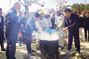 Rưng rưng đón Tết nơi công trường
