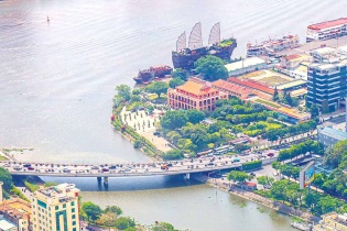 Thành phố có sông ôm   