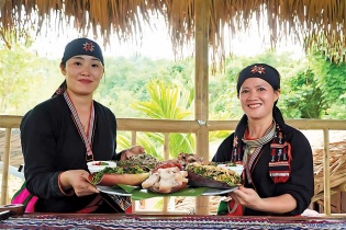 Bản Miền - Nơi người Dao “chữa lành” bằng lá và tình người