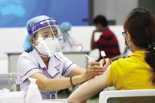 Dịch bệnh trở lại vì nhiều người “né” tiêm vắc-xin