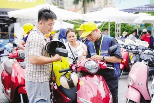 Vốn ngoại “cắm sạc” cho cuộc đua xe điện