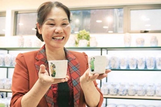 Doanh nhân, Nghệ nhân Hà Thị Vinh, Giám đốc Công ty TNHH Gốm sứ Quang Vinh: Thắp lửa từ đất, đưa hồn gốm Bát Tràng vang danh Doanh nhân, Nghệ nhân Hà Thị Vinh, Giám đốc Công ty TNHH Gốm sứ Quang Vinh: Thắp lửa từ đất, đưa hồn gốm Bát Tràng vang danh
