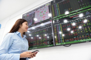 Bệ đỡ cho sức bật thị trường chứng khoán Bệ đỡ cho sức bật thị trường chứng khoán