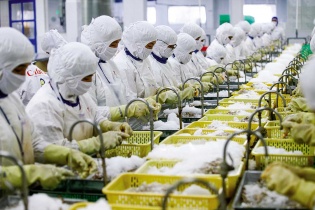 Xuất khẩu hàng hóa tăng tốc, bám sát mốc 405 tỷ USD