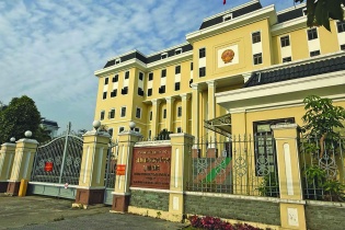 Hành trình từ quan tòa đến vành móng ngựa   