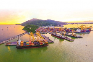 Hai thái cực của doanh nghiệp cảng biển miền Trung