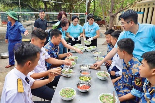 Hải trình của “đại sứ mềm” nơi đầu sóng - Bài 2: Hơi ấm quê hương giữa trùng khơi
