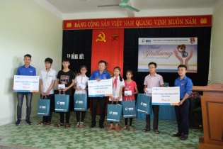 VNI tặng quà gia đình chính sách, trẻ em khó khăn tại Quảng Bình