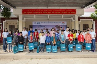 VNI tặng quà cho thầy và trò Trường dân tộc Lóng Sập, Mộc Châu