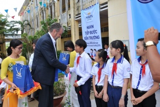 Mavin tặng 6.000 bộ đồ dùng học tập nhân dịp năm học mới