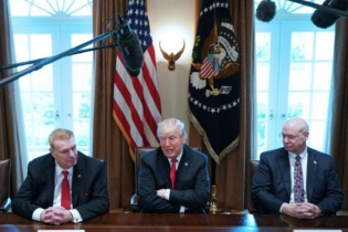 Khẩu chiến leo thang, Trump dọa tăng thuế với ô tô châu Âu