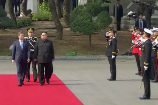 Kim Jong-un lần đầu bước qua giới tuyến quân sự, bắt đầu Hội nghị thượng đỉnh liên Triều