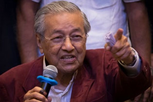 Bầu cử tại Malaysia: Ông Mahathir Mohamad 92 tuổi trở thành thủ tướng già nhất thế giới