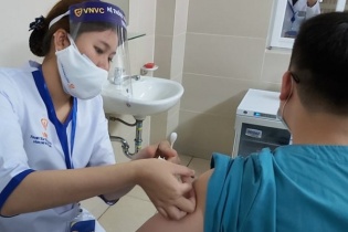 Bệnh viện đầu tiên của Hà Nội tiến hành tiêm vắc xin Covid-19