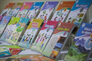 Hợp nhất 4 bộ sách giáo khoa chỉ còn 2 bộ, vì sao?
