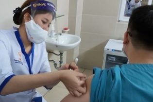 4 bệnh viện ở Hà Nội đồng loạt tiêm vắc xin Covid-19