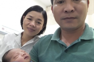 Hạnh phúc của cặp vợ chồng 12 năm mới được làm cha mẹ