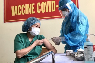 Hơn 800.000 liều vắc-xin do COVAX tài trợ về Việt Nam