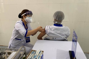 Tiếp tục lập danh sách các đối tượng ưu tiên tiêm vắc-xin Covid-19