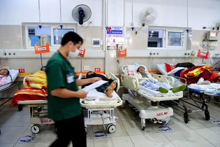 Làn sóng bác sĩ bệnh viện công “dứt áo ra đi” nhìn từ Bệnh viện Bạch Mai