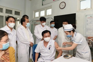 Việt Nam đang làm tốt công tác tiêm chủng vắc-xin Covid-19