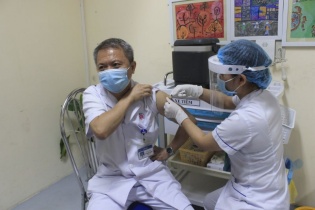 Bệnh viện E tiêm vắc-xin Covid-19 cho cán bộ, nhân viên, phóng viên
