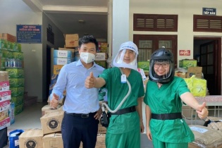 Mặt nạ chống giọt bắn giúp y, bác sĩ bớt nhọc nhằn mùa nắng nóng