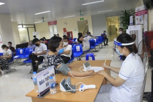 Cần tuân thủ hướng dẫn của nhân viên y tế khi tham gia tiêm vắc-xin