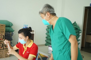 Lãnh đạo Bộ Y tế trực tiếp hướng dẫn người dân tự làm xét nghiệm Covid-19