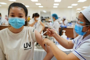 Có nên nới lỏng giãn cách cho người tiêm đủ 2 mũi vắc-xin Covid-19?