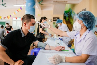 Nguồn cung khan hiếm, liệu Hà Nội có đạt mục tiêu tiêm vắc-xin mũi 1 cho 100% dân?