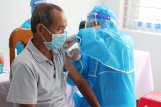 Ưu tiên tiêm đủ liều vắc-xin cho người từ 50 tuổi trở lên