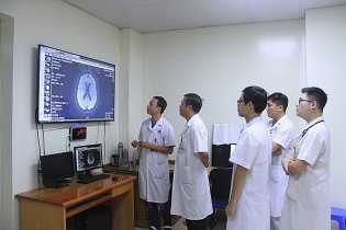 Bác sĩ tuyến trên “Cầm tay, chỉ việc” từ xa cho bác sĩ tuyến dưới