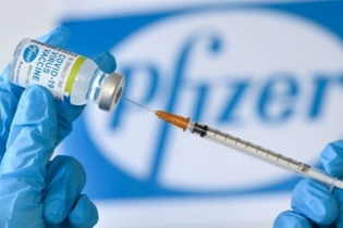 Hà Nội tạm dừng tiêm hai lô vắc-xin Pfizer được gia hạn