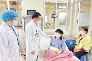  Bệnh viện K trao quà Tết cho nhiều bệnh nhân ung thư