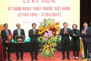 Chủ tịch Quốc hội Vương Đình Huệ tự hào về những thành tựu y khoa của Việt Nam