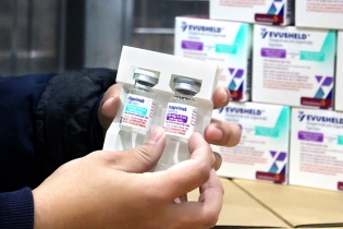 Tin mới về Covid-19 ngày 25/3: Lô thuốc kháng thể đơn dòng Evusheld đầu tiên về Việt Nam