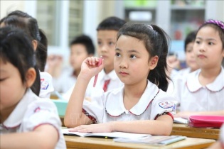 Học sinh tiểu học Hà Nội trở lại trường học