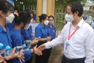 Kỳ thi tốt nghiệp THPT 2022: Bộ trưởng Nguyễn Kim Sơn tới trường động viên thí sinh, giáo viên