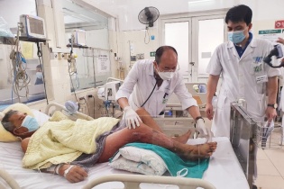 Bác sĩ Bạch Mai cảnh báo nguy cơ nhiễm khuẩn huyết khi tiếp xúc với nước mặn