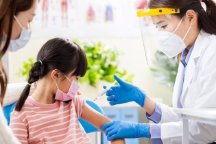 Tin mới về y tế ngày 24/9: Chuẩn bị tiêm vắc-xin Covid-19 cho trẻ dưới 5 tuổi; Bệnh nhi mắc virus Adeno gia tăng