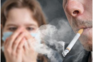 Hít khói thuốc thụ động: Hại không kém người hút