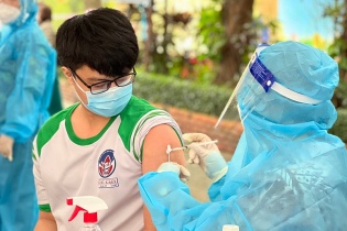 Tin mới về y tế ngày 1/11: Bộ Y tế hối thúc việc tiếp tục tiêm vắc-xin Covid-19; Tạo chính sách "cởi mở" thu hút nhân lực ngành Y tế