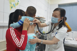 Trẻ mắc bệnh liên tiếp, nhiều bệnh viện quá tải, vì sao?