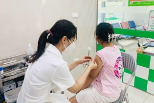 Tin mới về y tế ngày 22/11: Tăng cường tiêm vắc-xin phòng Covid-19 trong cơ sở giáo dục; Nguyên nhân ban đầu vụ ngộ độc tại iSchool Nha Trang