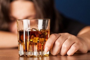 Cảnh báo ngộ độc rượu gia tăng cuối năm