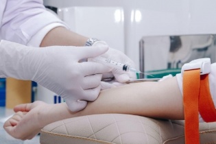 Cảnh báo hiểm nguy khi tự ý truyền dịch tại nhà