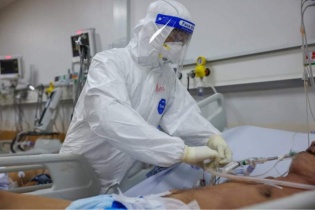 Tin mới về y tế ngày 24/4: Ca mắc Covid-19 và bệnh nhân nặng đều giảm