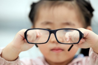 Tin mới về y tế ngày 7/5: Số liệu đáng lo về bệnh cận thị; Ghi nhận một trường hợp tử vong do bệnh bạch hầu