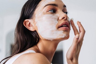 Mỹ phẩm kém chất lượng bị thu hồi: Chị em cẩn trọng khi làm đẹp